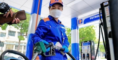 Giá xăng dầu đồng loạt giảm xuống dưới 20.000 đồng/lít