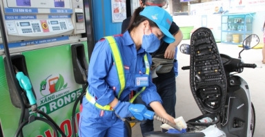 Giá xăng quay đầu tăng, RON 95 vượt mốc 20.000 đồng/lít