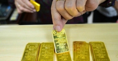 Giá vàng lần đầu tiên cán mốc 128 triệu đồng