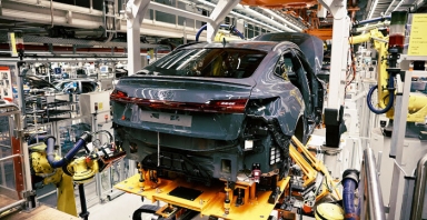 Volkswagen và Audi tạm dừng sản xuất xe điện