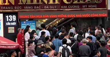 Người dân xếp hàng mua vàng trước tin áp thuế giao dịch