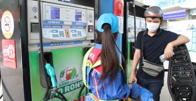 Giá xăng vượt 20.000 đồng/lít, tăng mạnh cùng các mặt hàng dầu