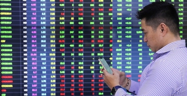 Thị trường đỏ lửa, VIC “rơi tự do”, nhóm năng lượng bất ngờ ngược dòng