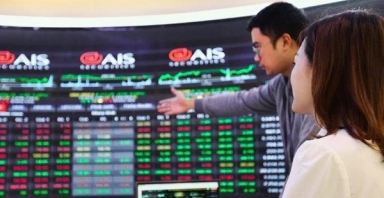 Dòng tiền rút, nhóm cổ phiếu nào “cứu” VN-Index thoát đỏ?