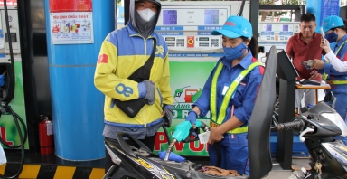 Giá xăng dầu điều chỉnh trái chiều từ 15h ngày 6/11