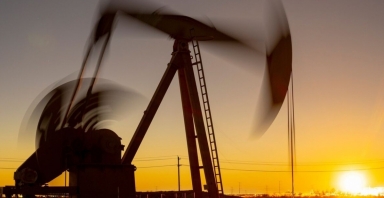 Nhu cầu dầu chững lại trên toàn cầu, dự trữ bật tăng