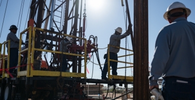 Giới đầu tư chuyển hướng sang cổ phiếu năng lượng