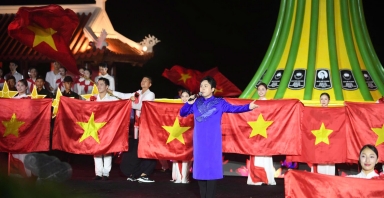 Sâu lắng chương trình nghệ thuật đặc biệt “Lời tri ân – Dòng sông hoa lửa”