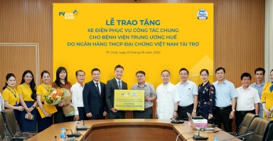 PVcomBank trao tặng 10 chiếc xe điện phục vụ công tác chung cho Bệnh viện Trung ương Huế