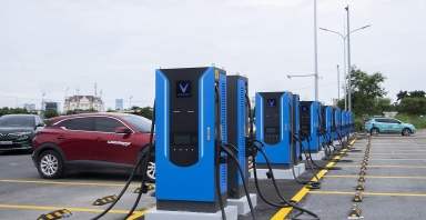 V-Green khai trương trạm sạc siêu nhanh lớn nhất Hà Nội, chủ xe điện chia sẻ: “84 cổng toàn sạc nhanh nên rút ngắn đáng...
