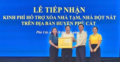 PVcomBank nhận Bằng khen của Chủ tịch UBND tỉnh Bình Định trong phong trào thi đua xóa nhà tạm, nhà dột nát trên địa bàn