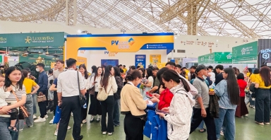Khách hàng trải nghiệm tài chính số cùng PVcomBank tại Hội chợ mùa Thu 2025