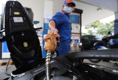 Ngày mai, giá xăng có thể tiếp tục giảm mạnh 3.000 đồng/lít