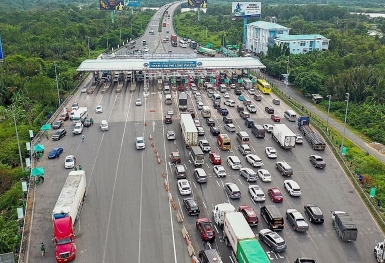 Xử phạt nghiêm xe không đủ điều kiện đi vào làn ETC gây ùn tắc