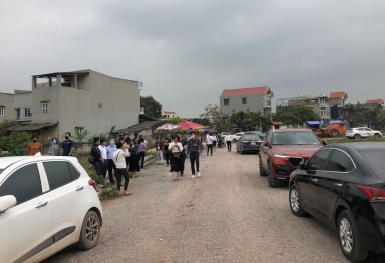 Tin lời “cò” đất, nhà đầu tư còng lưng “gánh nợ”
