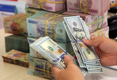 Ngân hàng tuần qua: Lãi suất tiết kiệm lên trên 8%/năm, USD ngân hàng vượt 24.000 đồng