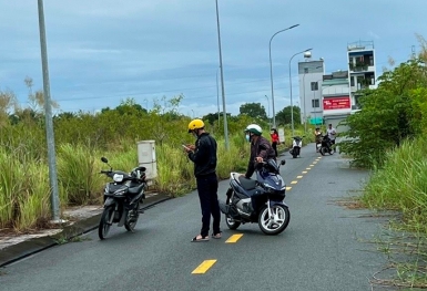 Nhà đầu tư bất động sản: “Mấy tháng nay, tôi sống bằng tiền cầm sổ đỏ”