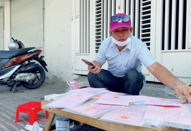 Đem sổ đỏ ra vỉa hè rao bán: “Tôi phải ngồi ở hẻm trung tâm thì mới đón được lượng khách có tiền…”