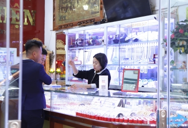 Thị trường vàng tuần qua: Giá vàng thế giới biến động trái chiều, trong nước ‘bốc hơi’ gần nửa triệu đồng một lượng