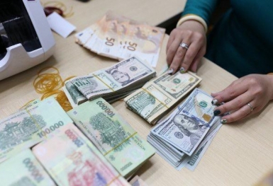 Tỷ giá lại tăng mạnh, lên gần 24.000 đồng/USD