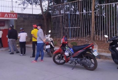 Ngày càng ít người dân rút tiền từ máy ATM