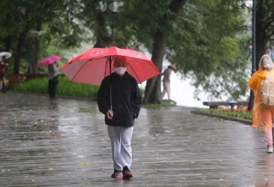 Thời tiết ngày 24/2: Bắc Bộ mưa rào, trời rét