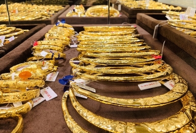 Giá vàng hôm nay (28/2) tăng mạnh, đồng USD mất giá