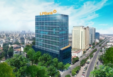 Tỷ lệ nợ xấu tăng lên trong quý II/2023, dư nợ bất động sản của LPBank chiếm bao nhiêu trong tổng dư nợ?