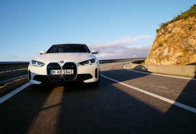 BMW ra mắt 2 mẫu xe điện iX3 và i4 tại Việt Nam