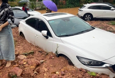 Hà Nội: Hàng chục ô tô bị 'giam chân' trong bùn đất tại Sóc Sơn