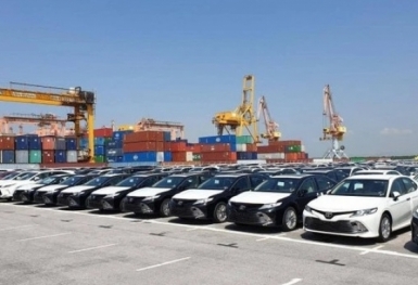 Chỉ có 3 chiếc ô tô trên 9 chỗ nhập khẩu về Việt Nam trong tháng 9