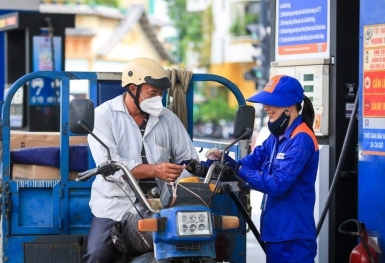 Giá xăng tiếp tục tăng, RON95-III lên gần 24 nghìn đồng/lít