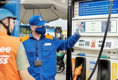 Xăng RON95 tiếp tục giảm, xuống dưới 23 nghìn đồng/lít