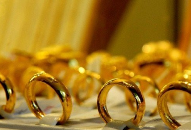 Vàng nhẫn 'ngược dòng' lần đầu vượt qua giá vàng miếng
