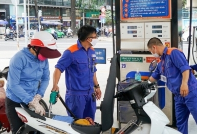 Giá xăng dầu đồng loạt giảm nhẹ 342 đồng/lít