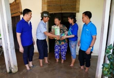 Vinamilk hỗ trợ cho nhiều hộ dân trong vùng ngập lụt kéo dài ở ngoại thành Hà Nội