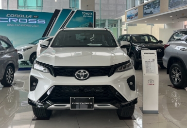 Giá lăn bánh Toyota Fortuner cuối tháng 9/2024 có ưu đãi hấp dẫn, đại chiến Ford Everest và Santa Fe