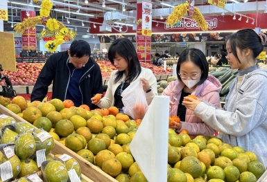 Thị trường ổn định, người tiêu dùng 'mạnh tay' chi tiêu sắm Tết