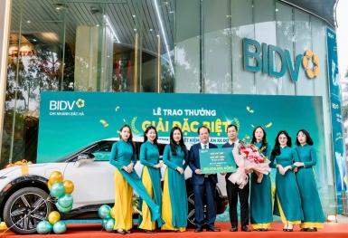 BIDV trao giải ô tô 850 triệu đồng cho khách hàng