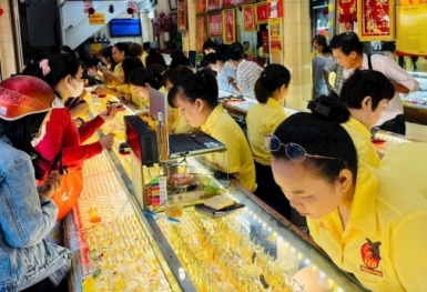 Giá vàng tăng như “lên đồng”, chuyên gia cảnh báo rủi ro