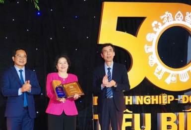 Vinamilk được vinh danh là doanh nghiệp tiêu biểu của TP.HCM nhân kỷ niệm 50 năm thống nhất đất nước