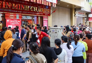 Giá vàng biến động, vì sao nhiều người 'gãy cầu'?