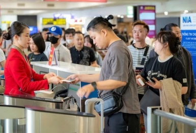 Vé bay nhiều chặng hết chỗ, tàu hỏa và xe khách vẫn còn ghế trống dịp 30/4