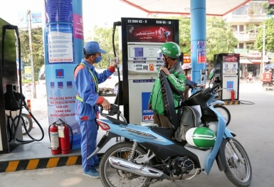 Giá xăng dầu giảm mạnh, xăng RON 95 xuống dưới 20.000 đồng/lít