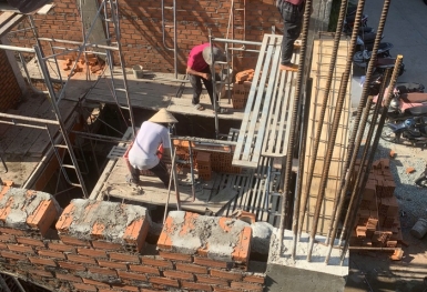 Giá vật liệu xây dựng tăng cao, chủ nhà và chủ thầu cùng 'méo mặt'