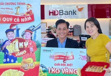Một nữ khách hàng tại TPHCM 'rinh' ngay 1 ký vàng khi gửi tiết kiệm HDBank