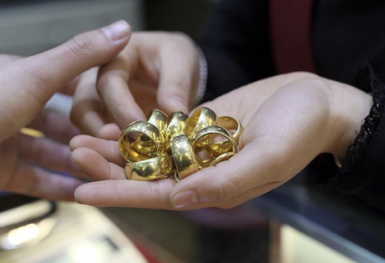 Giá vàng trong nước 'vênh' cao với quốc tế: Mua vàng nhẫn sẽ 'lợi' hơn