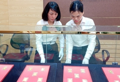 Giá vàng trong nước tiếp tục tăng mạnh, giao dịch quanh mức 127,7 triệu đồng