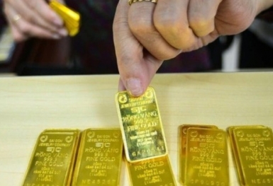 Giá vàng lần đầu tiên cán mốc 128 triệu đồng