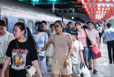Vé máy bay 'nhích dần', tàu hỏa 'cháy vé' đến Hà Nội xem diễu binh dịp 2/9
